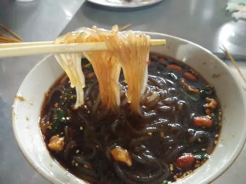 原创云南个旧,吃货们都喜欢到这个破火车站打卡,为什么呢