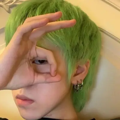 ins文艺范高冷文艺范男生一接吻手不自然会放