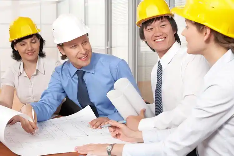 戴着黄色安全帽的工程师图片其他人物帽子安全帽工程师黄色安全帽