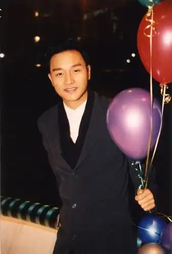 p>张国荣(1956年9月12日-2003年4月1日),出生于香港,中国香港男歌手