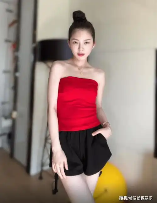 原创杜淳老婆晒时尚穿搭穿同款不同色抹胸秀身材衣品被嘲一言难尽