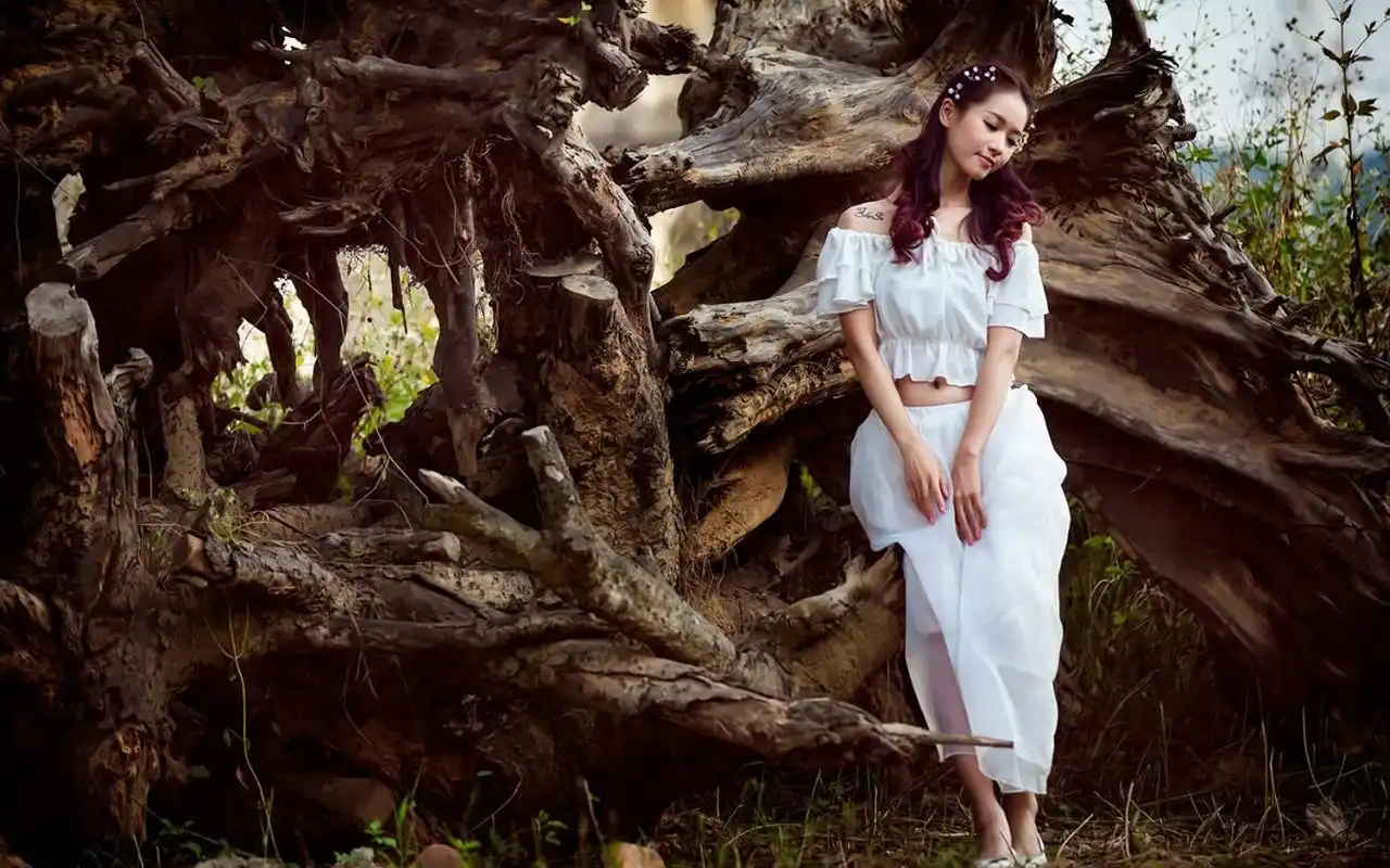 白色长裙美女仙气飘飘摄影桌面壁纸