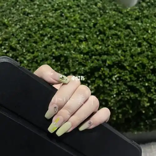 牛油果绿渐变爱心钻美甲
