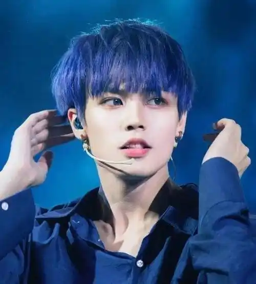 其中我们会发现娱乐圈中不少男星都挑战过将头发染成蓝色