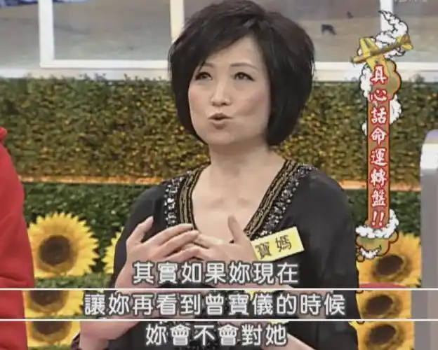 王美华继续留在香港,为了养娘家,重新回归歌厅唱歌.