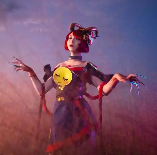 英雄联盟恶魔伊芙琳,腥红之月超还原cos,红发雪肤太迷人