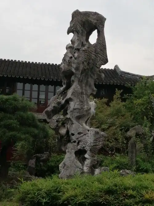 用太湖石搭建成的假山,令人称绝,水中的倒影宛如一位妙龄女子正在梳妆