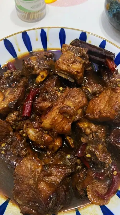 今天教大家一道家庭版红烧排骨