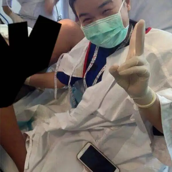 妇产科检查病人私处医生手伸入妇女私处拍照留念