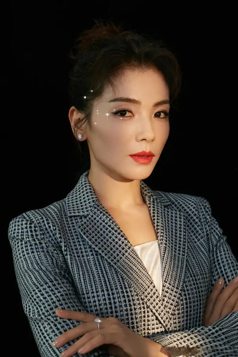 刘涛繁星眼妆搭配银色闪光西服,又美又帅!