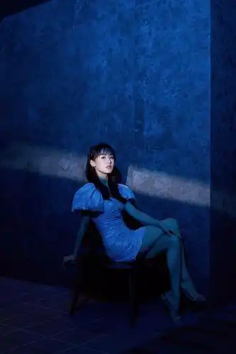 《琉璃》收官,"璇玑"袁冰妍亮相活动,粉色亮面格纹裙好萌