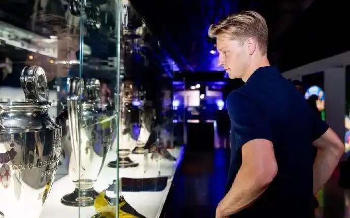 终于等到你!德容亮相巴萨官方商店 喜笑颜开帅气颠球