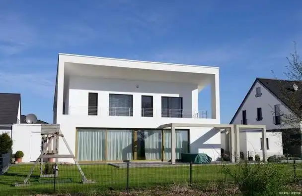 其中,三层半的现代风格自建房因其空间利用率高,设计灵活且外观时尚的