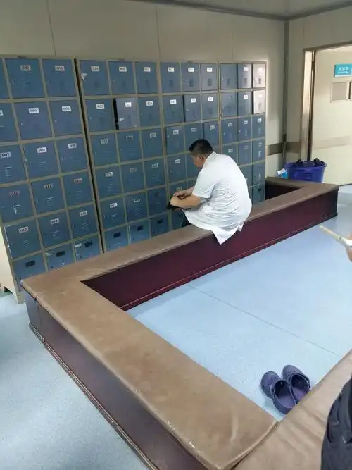 我见过不少国内医院的手术室,就换鞋过程来说,这样的设计最科学高效