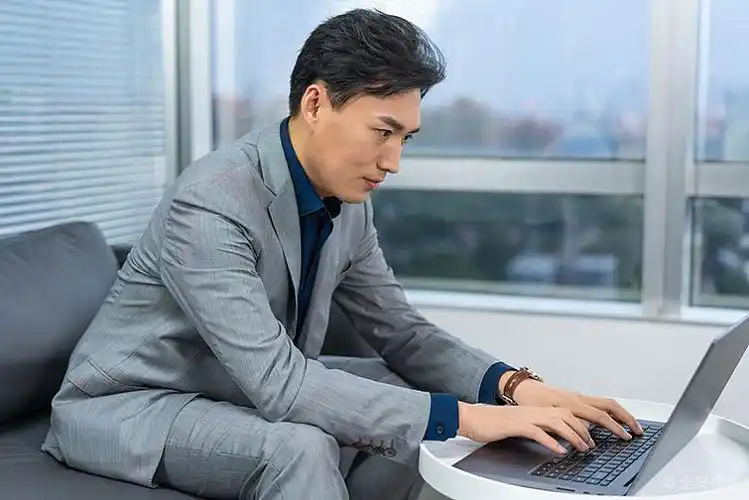 年轻商务男士办公_高清图片_全景视觉