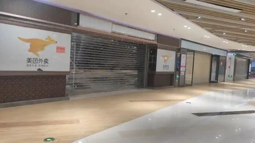 称三明悦禾汇商场许多商铺关店撤柜,经营惨淡,疑似出现濒临倒闭的迹象