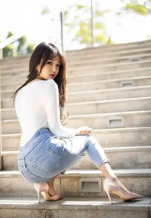时尚:高跟鞋搭配牛仔裤,衬托女性的优雅甜美气质_上衣_白色_方法