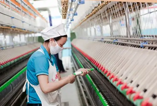 际华3542公司细纱挡车工王银艳正在练习接头