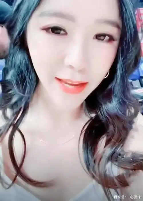 周玲安一袭白礼服惊艳亮相斯台普斯,哈雷尔接受采访却十分淡定