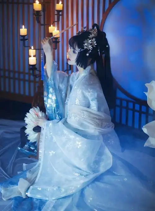 惊为天下人!古风汉服真人女头乛凤倾颜(图源:微博)