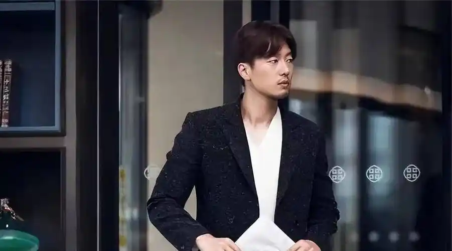 大三那年凌潇肃就开始频繁接戏,他先是出演了《关中匪事》,而后又参演