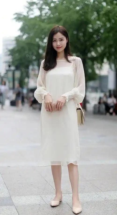 被杭州街拍惊艳到了!"裙子 低跟鞋"搭配显高显气质,还特时髦