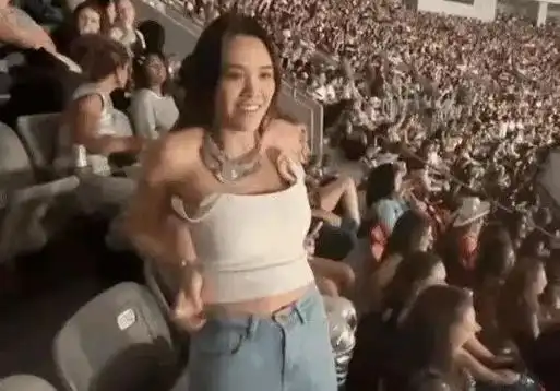 原创钟丽缇大女儿太开放了众目睽睽脱裤子换衣服少女颜值却丰腴25岁纯