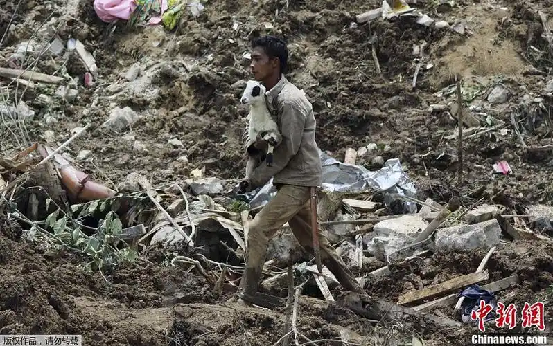 暴雨引发印尼爪哇岛山体滑坡至少6人遇难