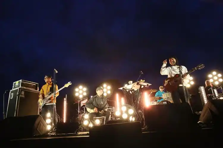 痛仰演出现场,左二为嘉宾乐手朱小龙