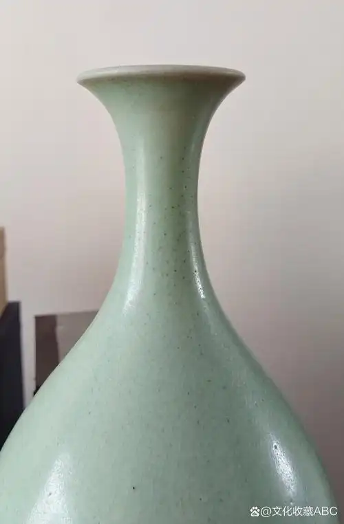 我收藏的北宋汝窑清凉寺玉壶春瓶,色可变忽天青忽天蓝,高25点5厘米,若