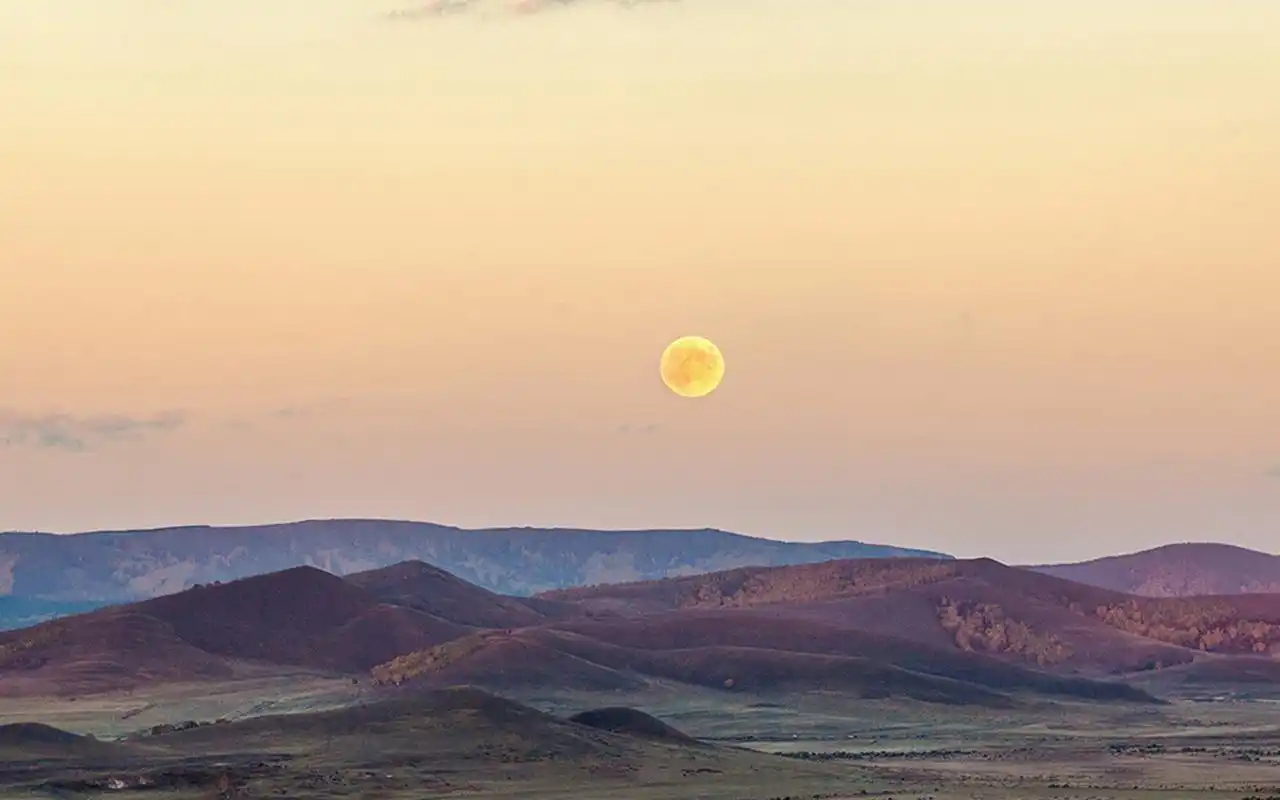 无边无际的草原风光高清桌面壁纸下载