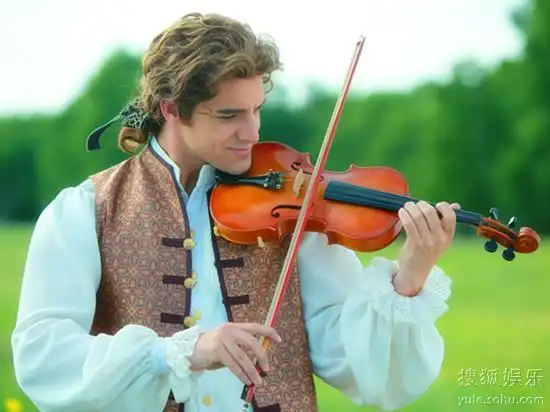 班杰明双剧卫视同时热播 角色反差大引热议