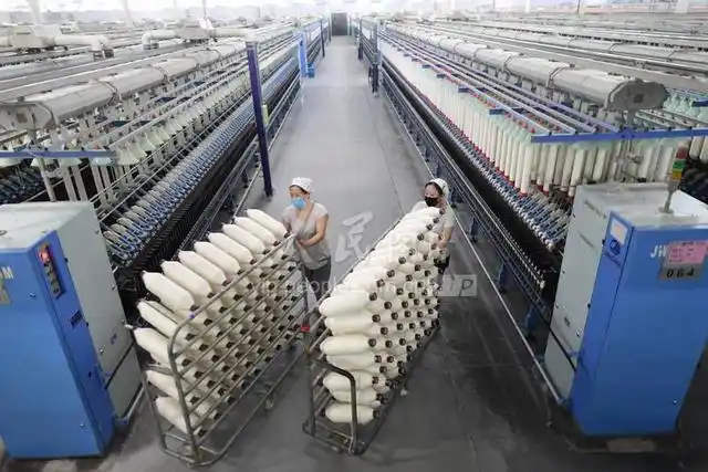 2020年3月18日,纺纱女工在河北省滦南县一纺纱厂车间忙碌.