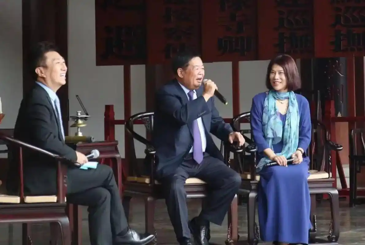 一次,曹德旺和董明珠在接受央视财经频道采访时,主持人问道:"曹总,您