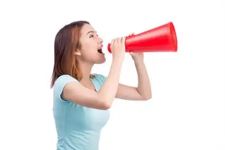 亚洲女孩拿着喇叭喊照片