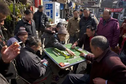 正在打麻将的老人,春节聚会时,这样聚在一起打麻将聊天是常态