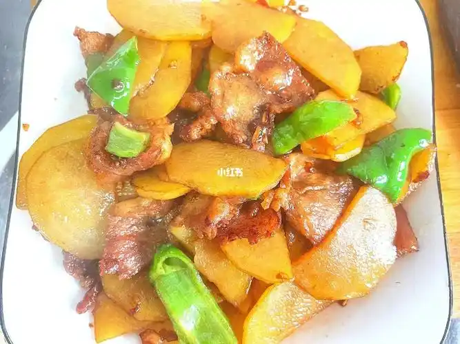 妈妈百做不厌的土豆片炒肉,一道家常菜