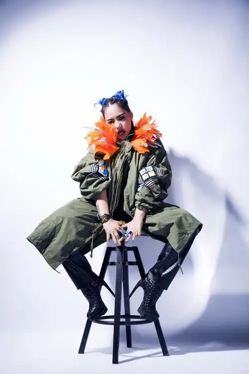 张惠春新歌好评如潮 潮范儿新造型慰歌迷