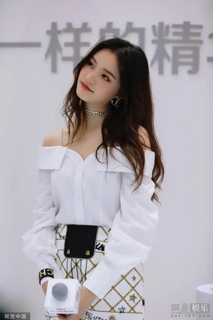 林允撩发秀香肩散发魅力 红唇浅笑酒窝抢镜