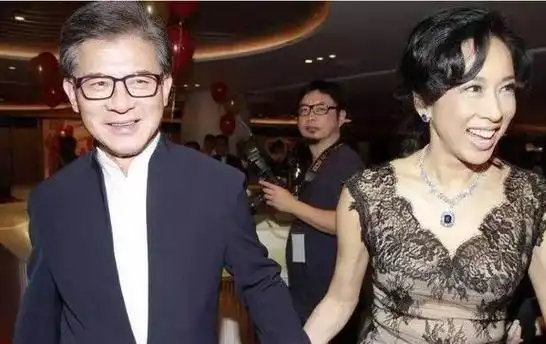 看看朱玲玲就知道了|婚姻|霍震霆|霍启刚|罗康瑞|郭晶晶_网易订阅