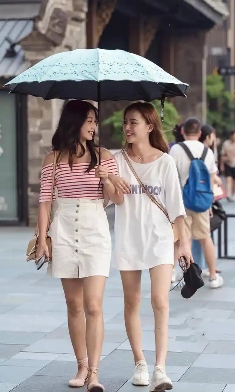 两个闺蜜相伴出街,两人相视一笑真的美呆了! 两个闺蜜相伴出