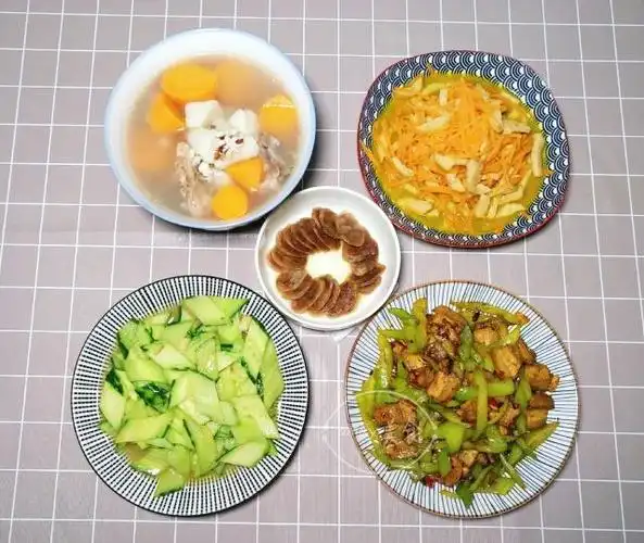 一家三口的家常晚餐,健康营养又下饭的三菜一汤,大人小孩都爱吃