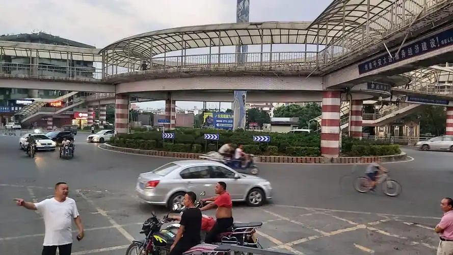 东莞塘厦镇塘厦天桥,在东莞的朋友都知道,塘厦最大的交通枢纽