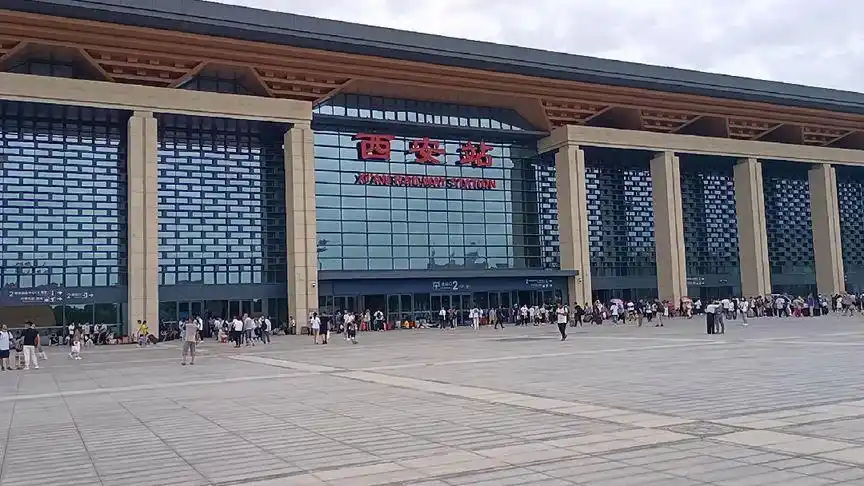 西安火车站北广场.太美了.公交,地铁都很方便.常来长安.