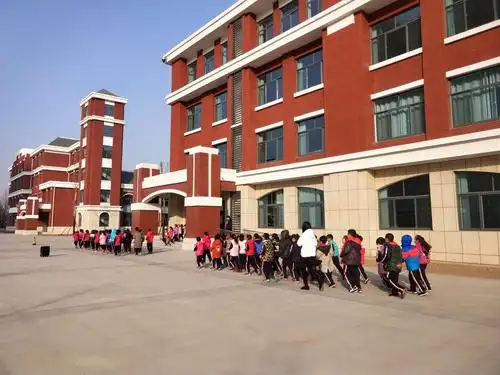 广饶县兴安小学为学生铺设"健康之路"