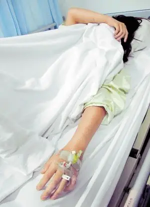 一名自称陈胜铭干哥的黄姓男子从病房走出来告诉记者,"陈胜铭有驾驶证