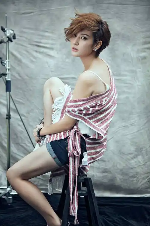 张澎澎曝帅气潮范儿大片 香肩半露电眼撩人_手机搜狐网