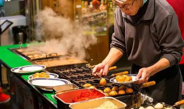 山西的朱大哥摆摊卖烧烤, 竟然在短短一年的时间内赚到了200万,这到底