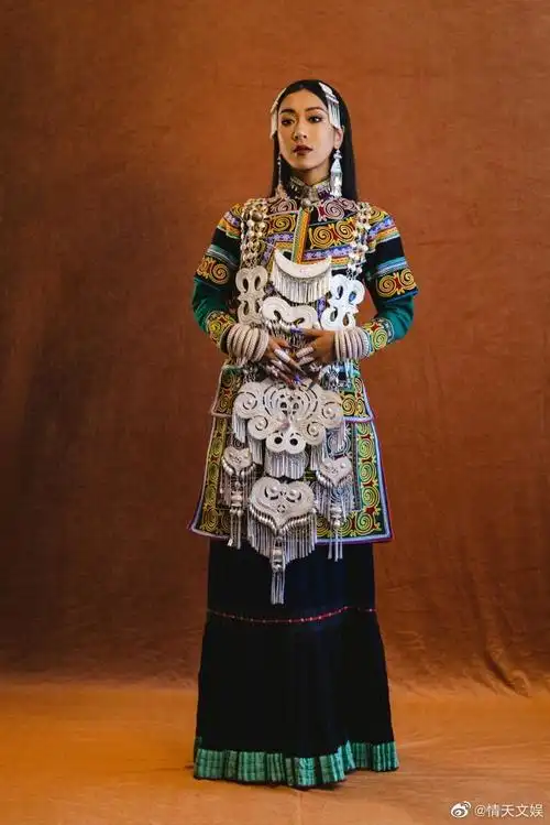 吉克隽逸彝族证件照#穿上这组彝族服饰,瞬间就有异族美女的感觉 !!