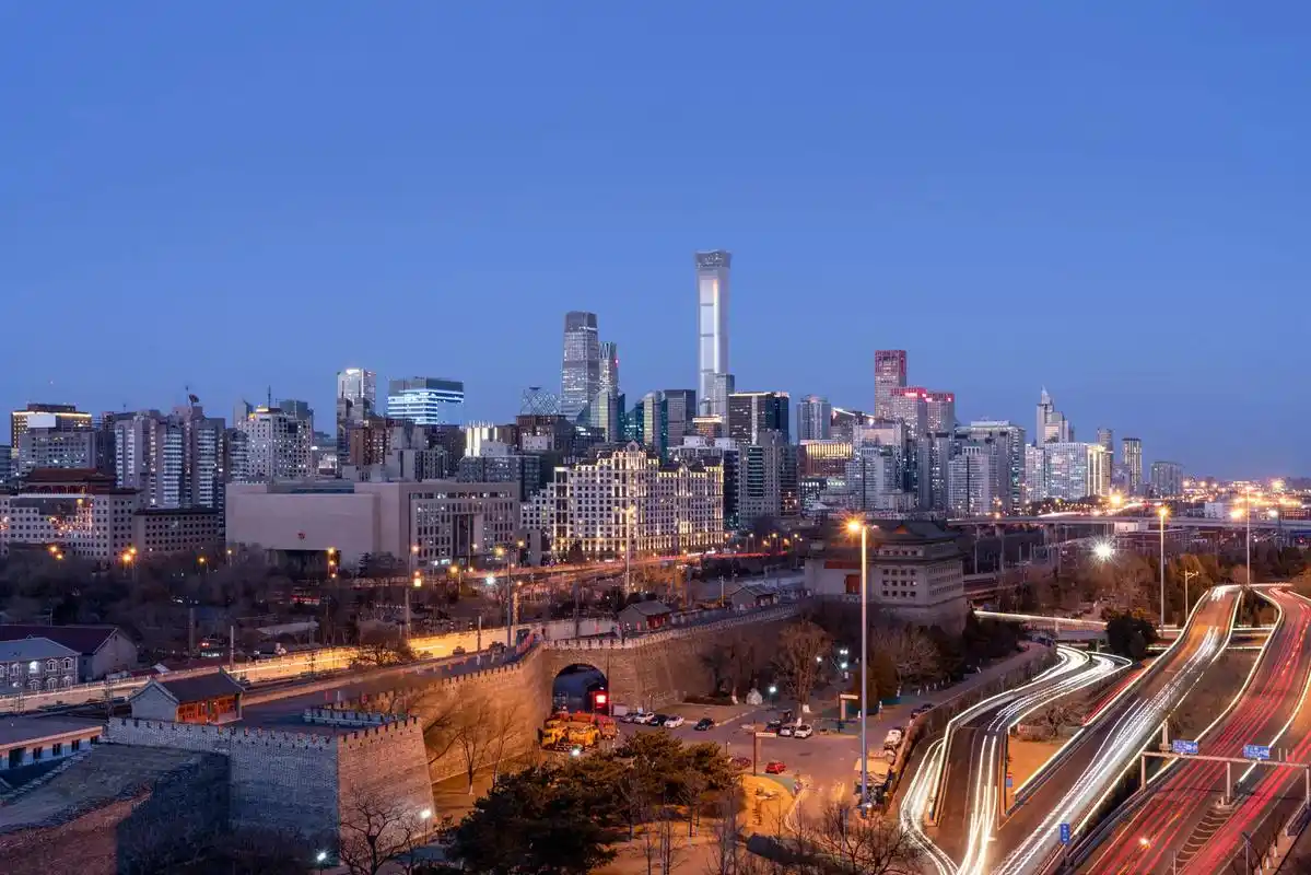 东便门始建于明代,是旧北京外城东北角城门,位于旧北京内城城墙 - 抖